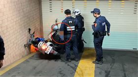 藏毒心虛狂飆7公里！男躲民宅車庫仍遭逮