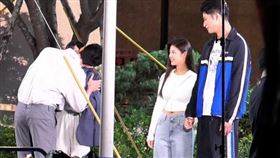 接著黃柏峰也低頭吻上馮容潔的唇，王新凱和吳玳慈在一旁像在看戲。（圖／本刊攝影組）