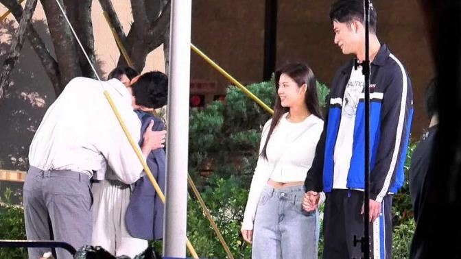 8點檔男星路邊甜吻　下秒「驚人舉動」曝
