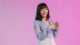 ▲改名「顏色不分藍綠支持性專區顏色田慎節」的Molly翎熹接受本刊專訪，在攝影棚拍攝照片，面對鏡頭表現自然，親切笑容十分上相，在性感中又多了專業感，不愧是未來的「顏議員」。（林士傑攝）