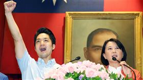 王鴻薇轉戰立委　蔣萬安：已請地方主任全力相助國民黨籍台北市長當選人蔣萬安（左）辭去立委後，台北市第3選區立委將補選，國民黨將由議員王鴻薇（右）出戰，蔣萬安說，已召集團隊開會，要求地方主任即刻與王鴻薇團隊對接，並給予最有利的幫忙。中央社記者郭日曉攝  111年12月3日