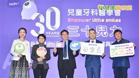 兒童牙科醫學會30周年 推動口腔保健123 (由左至右 蔡佳玲醫師 衛福部成庭禎科長 李昀醫師 潘家安總經理 陳俊志醫師)