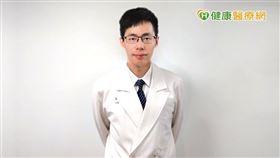 彰化基督教醫院神經醫學部醫師陳彥中表示，巴金森氏症有將近十種以上的藥物可以做選擇，治療藥效、劑量、顆數、頻次、副作用等，都可以與醫生多加溝通、討論，以達到最好的治療效果