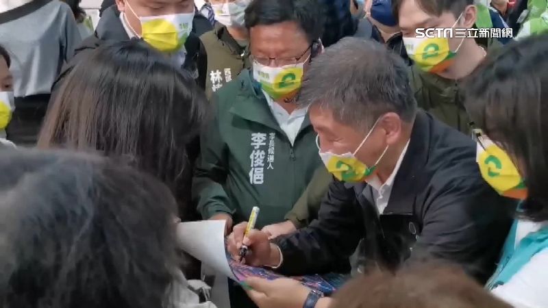 陳時中現身！支持者熱情擁抱　排隊要簽名