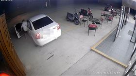 果粉大盜，下訂27隻Apple Watch，領貨，劫走，超商，大夜班。(圖／翻攝畫面)