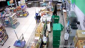 果粉大盜，下訂27隻Apple Watch，領貨，劫走，超商，大夜班。(圖／翻攝畫面)