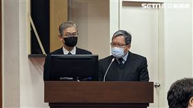 財政部長蘇建榮（圖右）與金管會主委黃天牧（圖左）都表示，金融股配息可能會衰退。（圖／記者戴玉翔攝影）