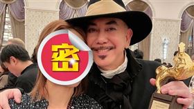 黃秋生（右）大方曬出與化妝師（左）的合照。（圖／翻攝自黃秋生臉書）