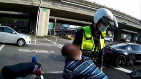 倒吊子，檳榔，口吐紅汁，中毒，69歲男子，倒臥機車癱軟昏迷，員警巡邏送醫　(圖／翻攝畫面)