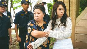 鍾欣凌（左）和勇兔(右) 被警察圍捕。（圖／威視提供）