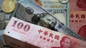新台幣午盤升2.9角  暫收28.16元新台幣漲勢兇猛，台北外匯市場新台幣兌美元15日中午暫收28.16元，升2.9角，成交金額7.86億美元。中央社記者裴禛攝  109年12月15日