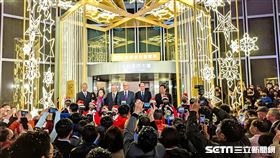 台新金控今（7）日於仁愛圓環旁總部大樓舉辦「2022聖誕祭點燈儀式」，逾百人現場齊聚，由台新金控董事長吳東亮帶領眾人一起歡樂讀秒倒數。（圖／記者戴玉翔攝影）