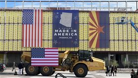 台積電新廠掛上美國製造台積電在美國鳳凰城的新廠6日舉行移機典禮，廠房建築上高掛美國國旗、亞利桑那州旗和「美國製造」標語。中央社記者林宏翰亞利桑那鳳凰城攝  111年12月7日