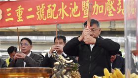 柯文哲出席三重二號配水池暨加壓站工程動土台北市長柯文哲（前右）7日上午出席三重二號配水池暨加壓站工程動土典禮，上香祭拜，祈求工程順利。中央社記者高華謙攝  111年12月7日