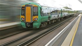 火車,地鐵,捷運,乘客,意外,手機,低頭族,車票,快速,交通,示意圖／pixaby