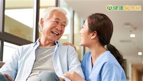 吳伯伯與醫師討論後，改以第三代標靶藥物治療，2個月後追蹤，腦部明顯腫瘤變小，到今年已83歲的吳伯伯，病情控制良好，生活也都能自理。