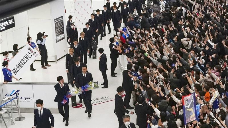 新／日本足球隊返國　機場壯觀畫面曝光