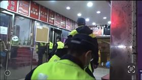 ▲位在西門町漢口街的六福西門大樓，近半年來發生2起槍擊案。萬華分局7日進行大臨檢。分局長謝宗宏親自帶隊。（圖／翻攝畫面）