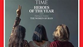 庫德族女子艾米尼之死引起伊朗各地爆發女性主導的抗議風潮，掀起爭取自由的「頭巾革命」，伊朗女性獲選為時代雜誌「年度英雄」。（圖／取自時代雜誌網頁time.com）