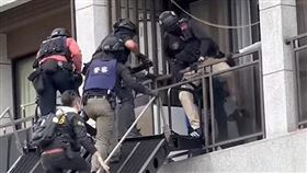 刑事局中打到苗栗破獲一處詐騙機房，使用突擊梯車攻堅。（圖／翻攝我是頭份人臉書）