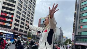 王鴻薇今天赴松江南京路口拜票。（圖／王鴻薇辦公室提供）