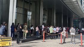 雅加達上班族因地震離開大樓印尼西爪哇8日上午發生規模5.8地震，雅加達南部一間辦公大樓在地震後要求所有員工離開辦公室。（民眾提供）中央社記者李宗憲雅加達傳真  111年12月8日