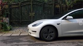 原PO抱怨特斯拉擋住自家門口。（圖／翻攝自爆怨公社臉書）