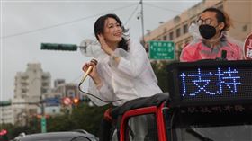 吳欣岱上周還冒雨在車上謝票。（圖／翻攝自吳欣岱臉書）