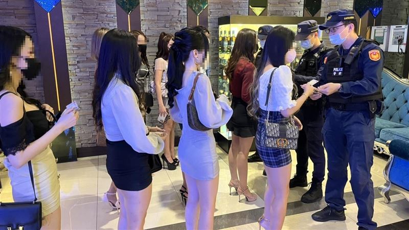 台南酒店妹「美腿隊伍」受檢　顧客全看暈