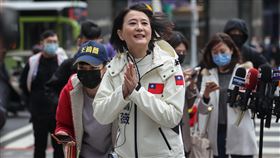 能源問題  王鴻薇：應該問人民國民黨台北市第3選區立委補選參選人王鴻薇（前）提出核二、核三廠延役政見引發熱議；她8日上午至松江南京路口拜票，並受訪表示，關於能源問題，民眾都很擔心缺電、漲電價等問題，「所以一個政治人物應該是可以獨立判斷的，我不需要去問誰，我應該要問人民。」中央社記者裴禛攝  111年12月8日