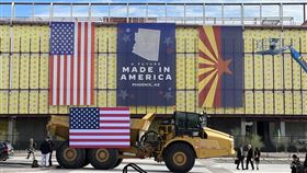 台積電新廠掛上美國製造台積電在美國鳳凰城的新廠6日舉行移機典禮，廠房建築上高掛美國國旗、亞利桑那州旗和「美國製造」標語。中央社記者林宏翰亞利桑那鳳凰城攝  111年12月7日