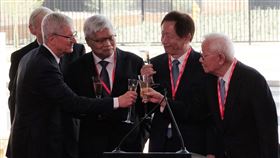 台積電移機典禮  蘋果庫克與台積電高層舉杯祝賀蘋果執行長庫克（左）出席台積電鳳凰城移機典禮，並與台積電創辦人張忠謀（右1）、董事長劉德音（右2）、總裁魏哲家（右3）舉杯祝賀。中央社記者江今葉鳳凰城攝  111年12月7日