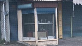 網友看到檳榔攤有兩位「學生妹」檳榔西施，按喇叭卻沒人理。（圖／翻攝自爆廢公社二館 臉書）