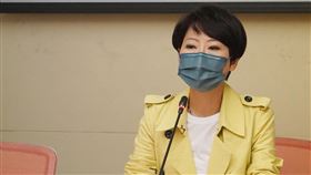 台南學甲槍擊案　綠委提不自殺聲明誓言追真相台南學甲區日前發生槍擊案引發外界關注，民進黨立委陳亭妃（圖）28日舉行記者會表示，警政署應儘速給台南市民交代，她在追真相的同時或許會招致威脅，因此即刻起發出不自殺聲明，要求警政署限期破案。中央社記者徐肇昌攝  111年11月28日