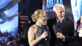 《阿凡達：水之道》凱特溫絲蕾、詹姆斯卡麥隆。（圖／迪士尼提供）