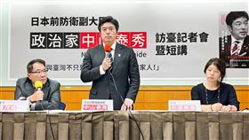 前日本防衛副大臣中山泰秀 分析印太局勢前日本防衛副大臣中山泰秀（中）8日表示，解放軍8月對台軍演時有5枚飛彈落入日本經濟海域，「這並非偶然，而是故意」。中央社記者游凱翔攝  111年12月8日