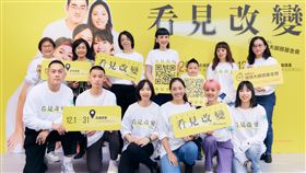 攝影展《看見改變》讓顱顏兒大秀自信美