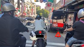 垃圾四輪,違停,紅燈,交通,汽車,機車,滑手機。（圖／記者蕭宥宸攝影）