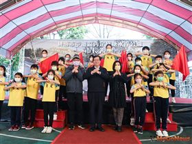 桃園市長鄭文燦2022年12月8日前往中壢區，視察「中壢區內定里內定七街旁4-2號埤塘周邊景觀營造工程」。(圖/桃園市政府)