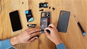 Fairphone 4只需一支螺絲起子即可輕鬆拆裝，無須是專家也能在家自行更換手機零件。（圖／品牌業者提供）