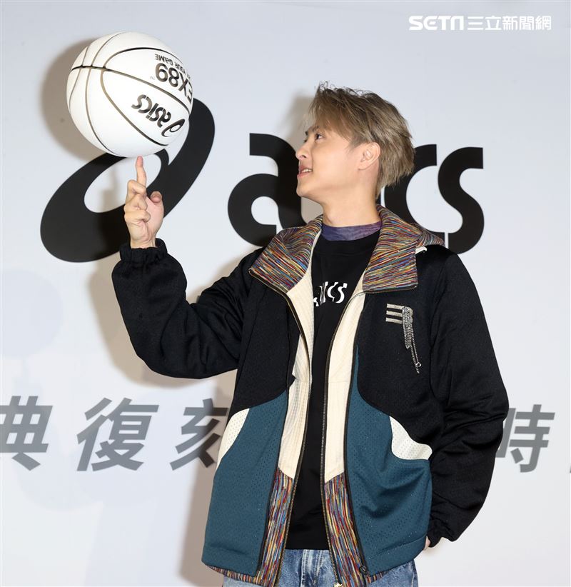 王子(邱勝翊)出席球鞋品牌記者會，否認和郭雪芙在交往。（記者邱榮吉/攝影）