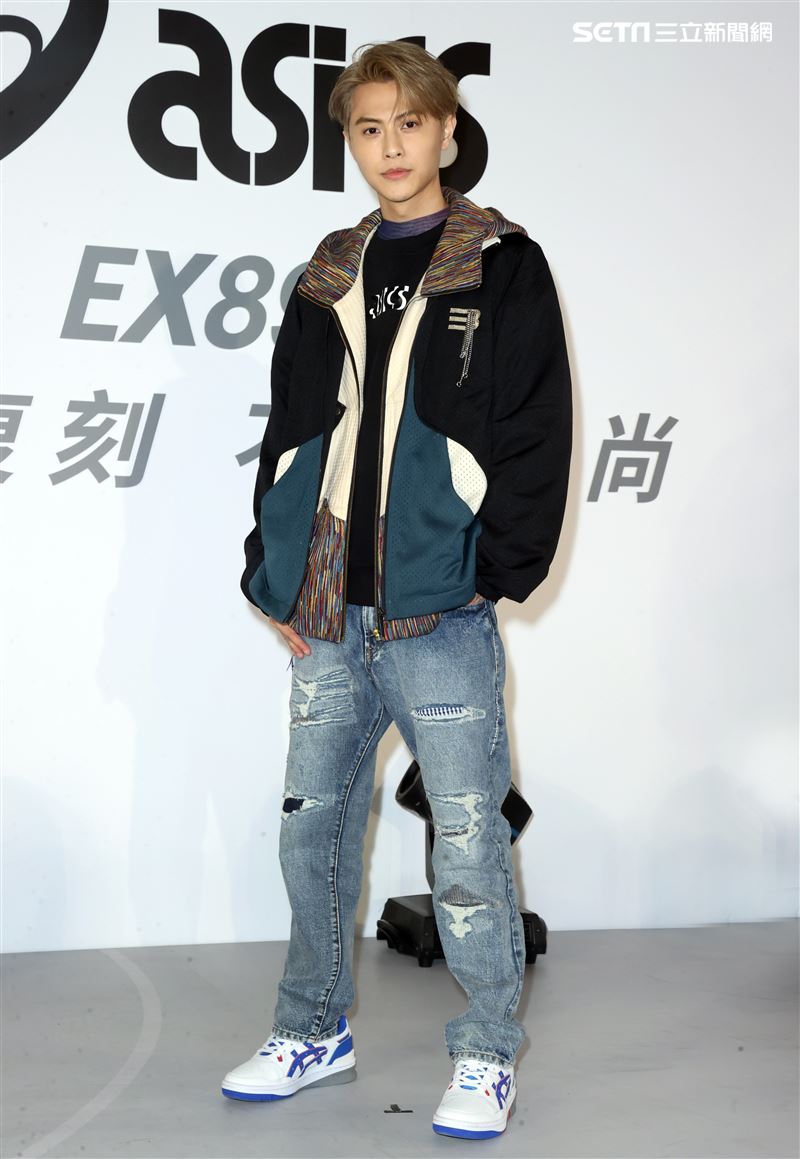 王子(邱勝翊)出席球鞋品牌記者會，否認和郭雪芙在交往。（記者邱榮吉/攝影）