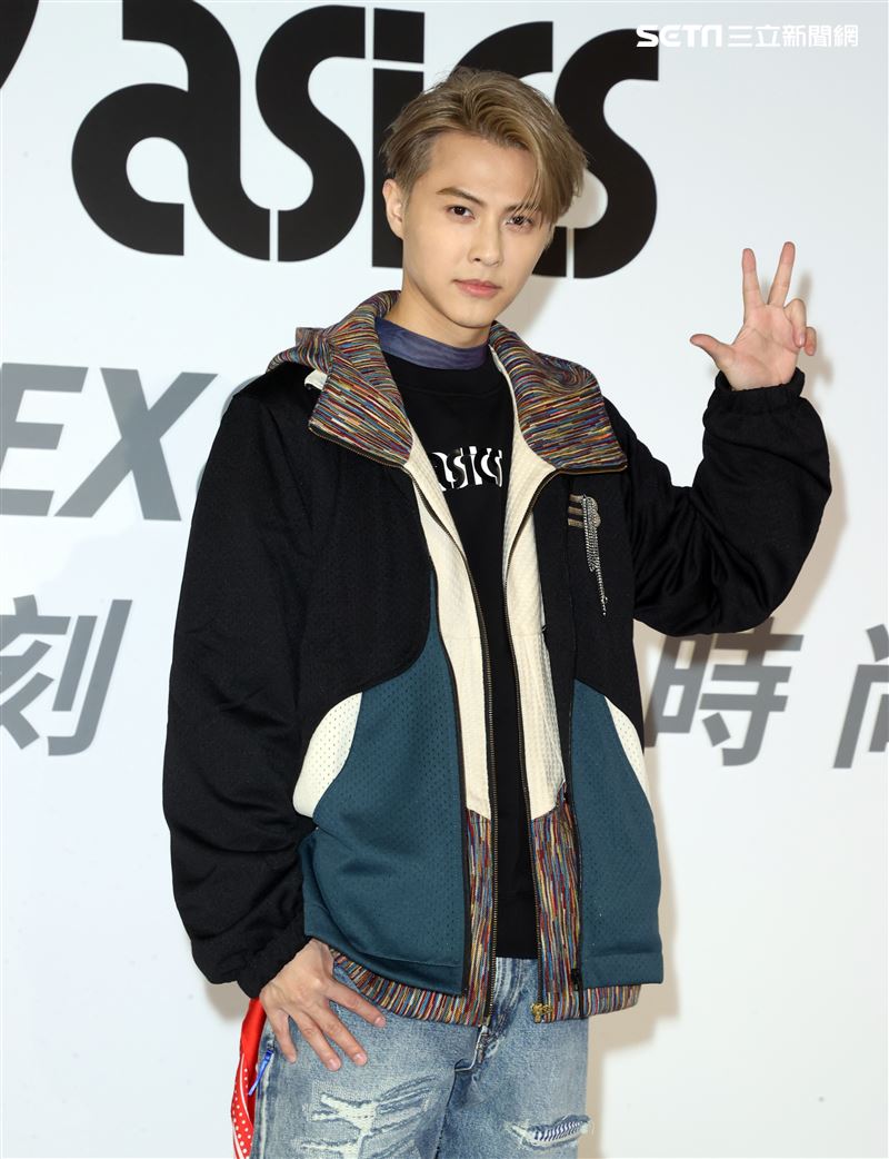 王子(邱勝翊)出席球鞋品牌記者會，否認和郭雪芙在交往。（記者邱榮吉/攝影）