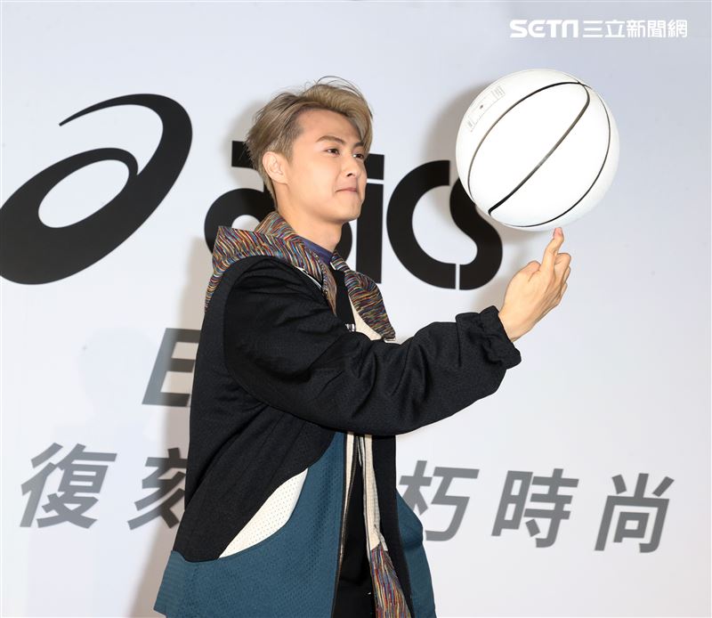 王子(邱勝翊)出席球鞋品牌記者會，否認和郭雪芙在交往。（記者邱榮吉/攝影）