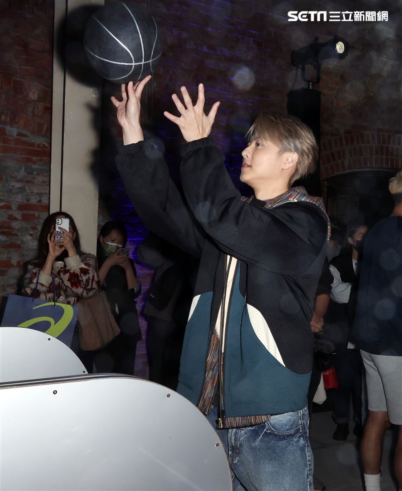 王子(邱勝翊)出席球鞋品牌記者會，否認和郭雪芙在交往。（記者邱榮吉/攝影）