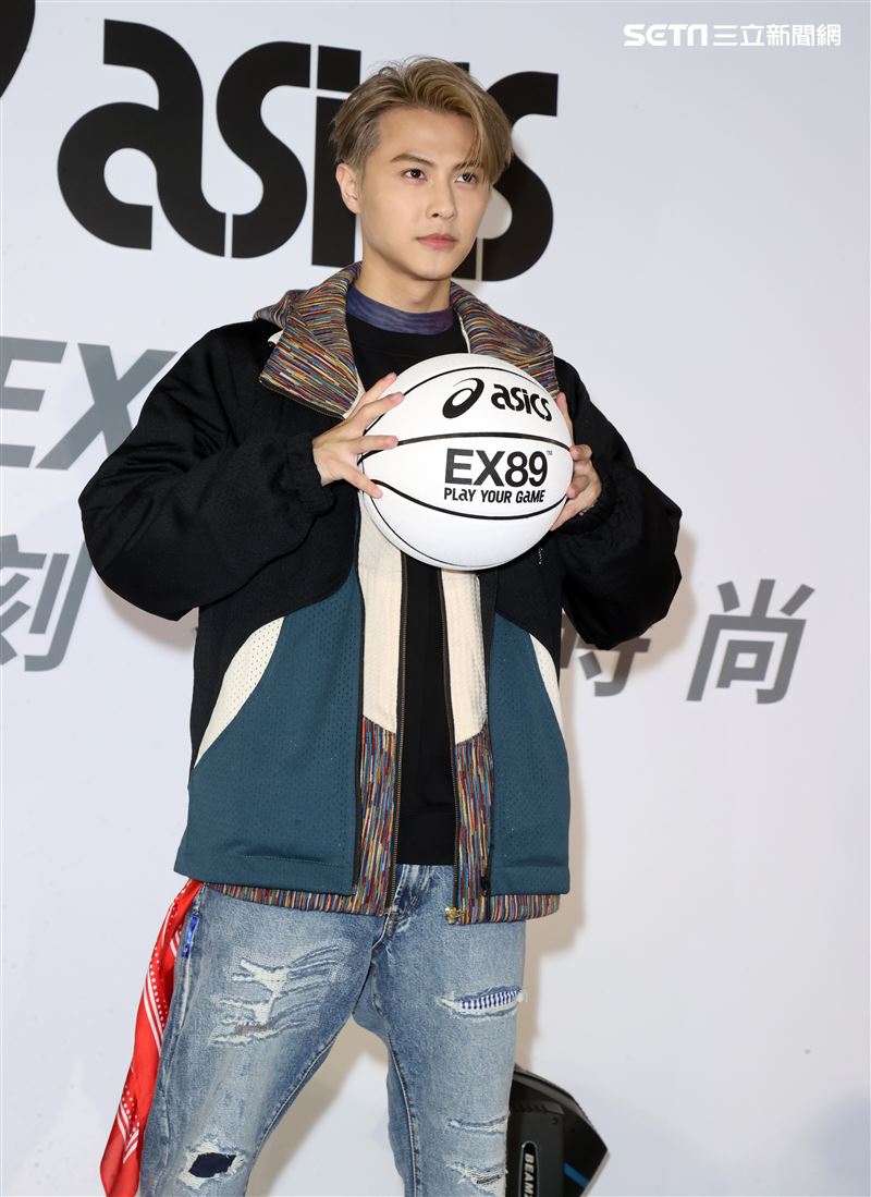 王子(邱勝翊)出席球鞋品牌記者會，否認和郭雪芙在交往。（記者邱榮吉/攝影）