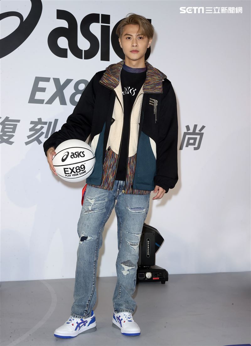 王子(邱勝翊)出席球鞋品牌記者會，否認和郭雪芙在交往。（記者邱榮吉/攝影）