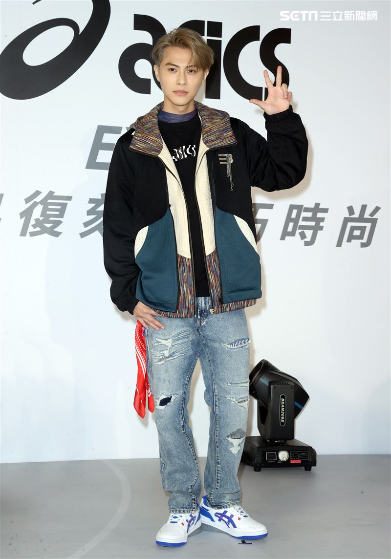 王子(邱勝翊)出席球鞋品牌記者會，否認和郭雪芙在交往。（記者邱榮吉/攝影）