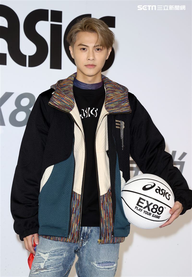 王子(邱勝翊)出席球鞋品牌記者會，否認和郭雪芙在交往。（記者邱榮吉/攝影）