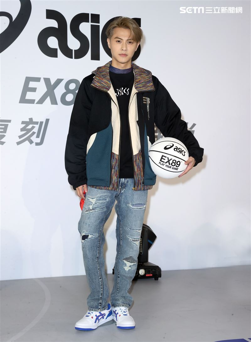 王子(邱勝翊)出席球鞋品牌記者會，否認和郭雪芙在交往。（記者邱榮吉/攝影）